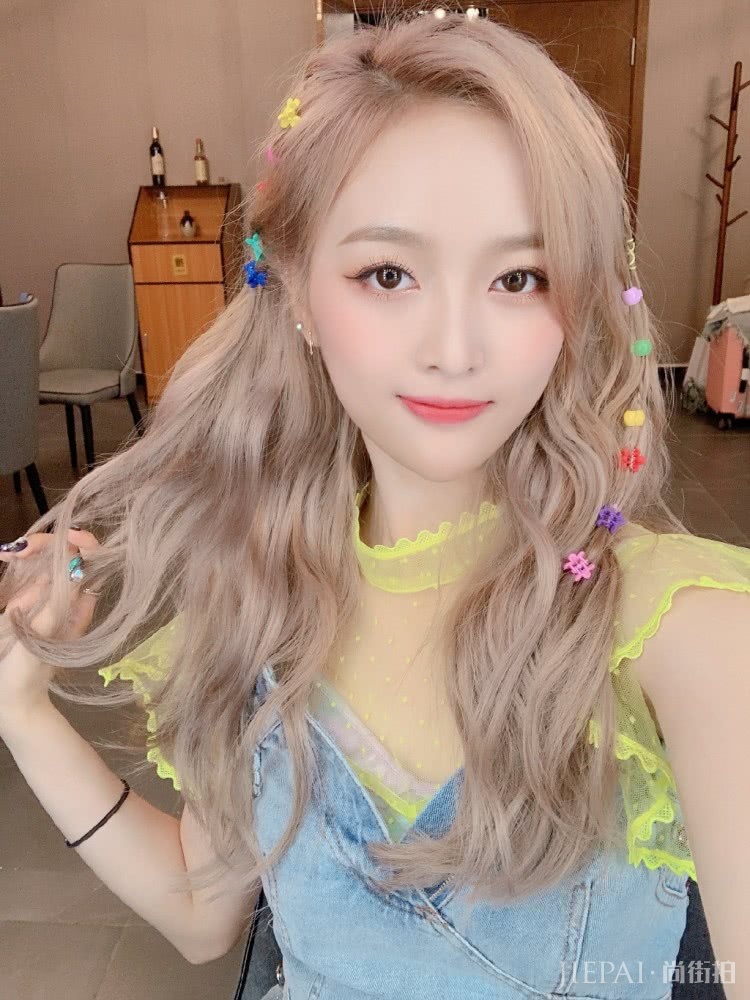 吴宣仪挑战“泫雅风”,搭配网红发夹,少女感绝了