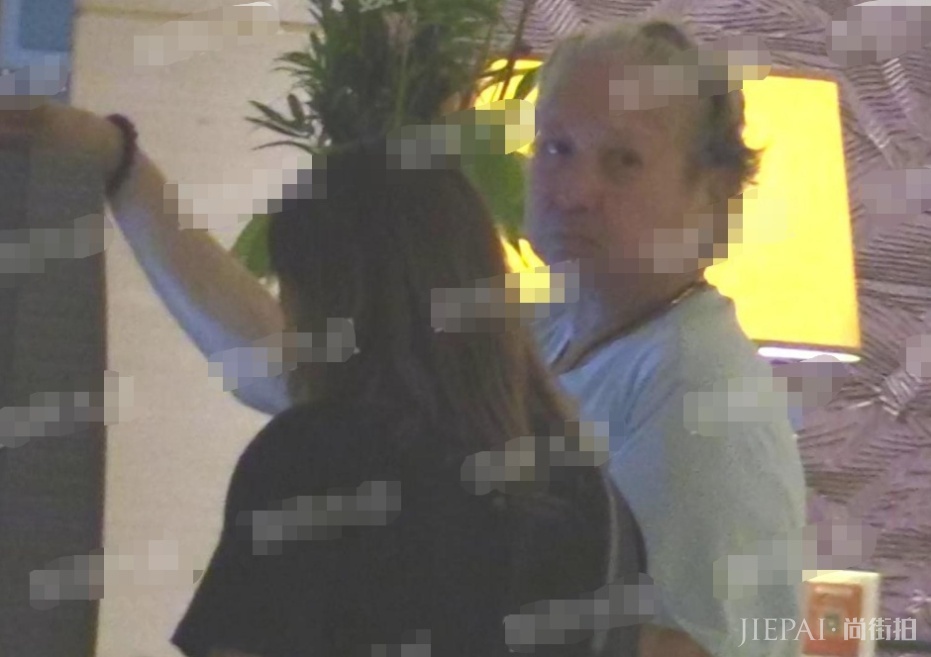 67岁洪金宝近照曝光,头发花白无眉毛,与身旁小13岁妻子像祖孙!