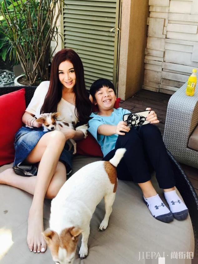 温碧霞晒全家福为养子庆生，称其是自己的小情人，嘴对嘴举止亲昵