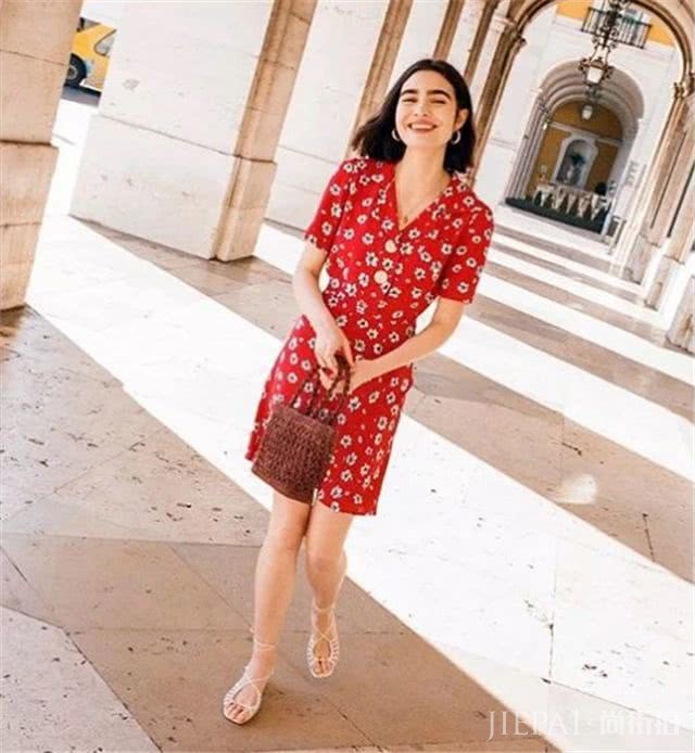 步入中年穿今年流行的“山楂裙”,时髦减龄很优雅