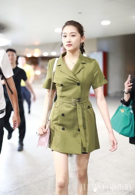 关晓彤照着泫雅的造型穿,居然还能这么大妈气质