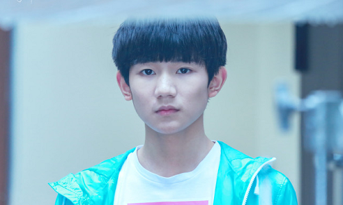 王源和肖战之间的事,两人从小就有这关系,双方父亲还是同事关系