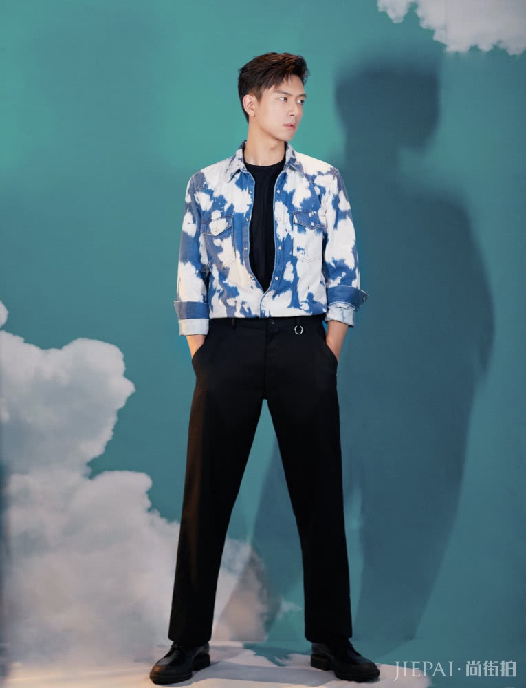 李现和肖战同穿牛仔套装拍杂志，到底谁才更有范？