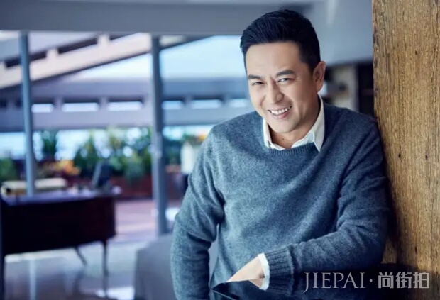 张嘉译近况曝光!与闫妮聚餐猛抽烟,驼背病情疑似加重