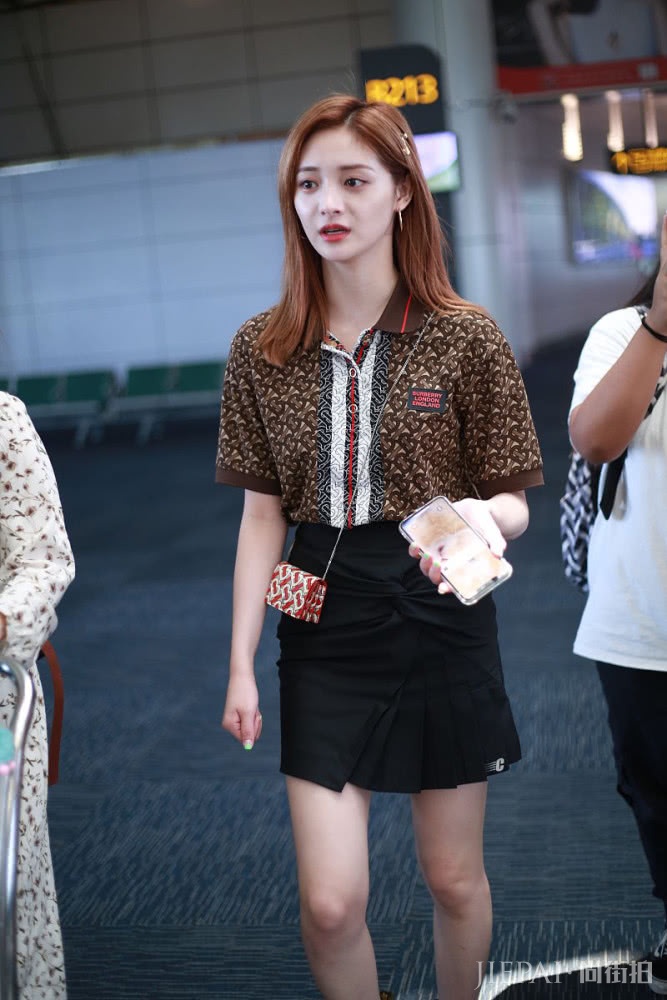 周洁琼不仅身材好,皮肤更好,穿POLO衫搭配短裙秀大腿