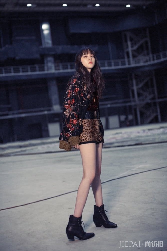 欧阳娜娜穿皮卡丘卫衣配单车裤,凹造型帅出天际