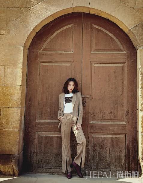 40岁陈乔恩不扮嫩的造型意外养眼,御姐风加知性范,看着更顺眼