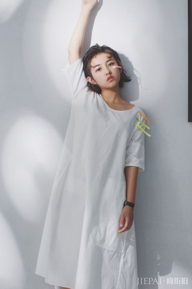 张子枫穿2万3的针织裙,比乔欣还美