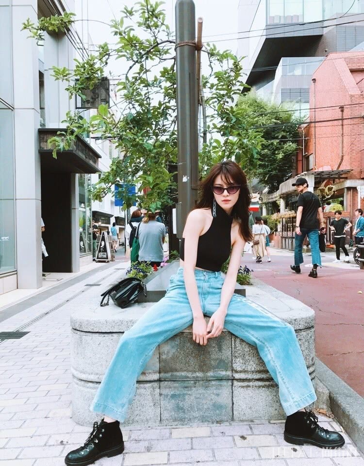 钟楚曦穿宽松西装配牛仔阔腿裤，一路甜笑不止超可爱