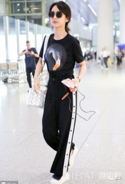 女明星的机场look,我羡慕的不是衣服是身材