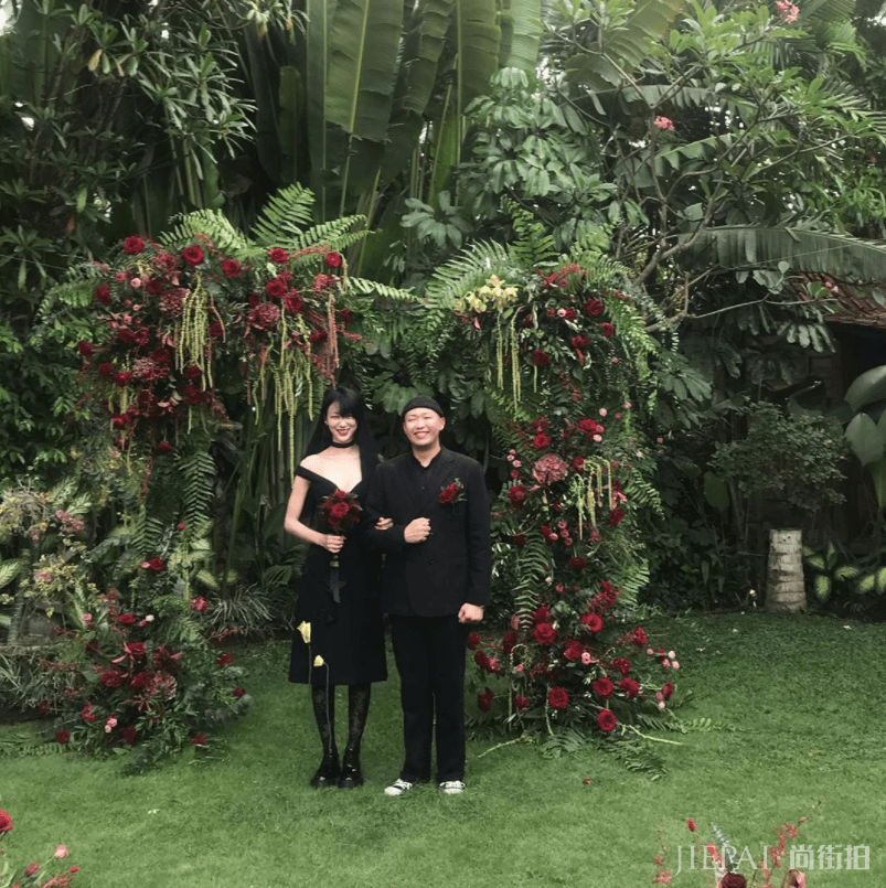 韩国第一超模崔素拉宣布结婚,黑色婚纱太大胆,父母不介意吗?