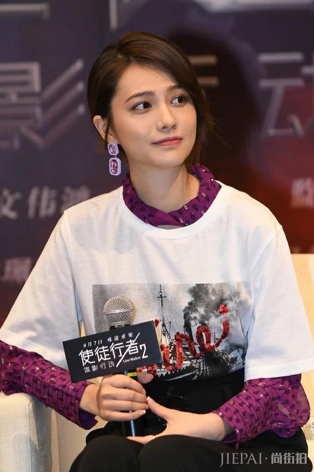 姜佩瑶3套造型亮相《使徒2》发布会,气质出众