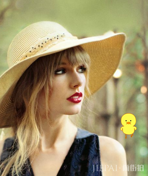 霉霉又长胖了,粉丝薄衫+超短裤热舞,身上赘肉太明显