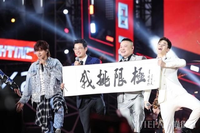 除了被王迅的书法惊到,没想到他还有那么多技能