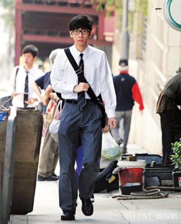 甄子丹全家出游享亲情乐独缺长子，15岁女儿175CM很抢镜