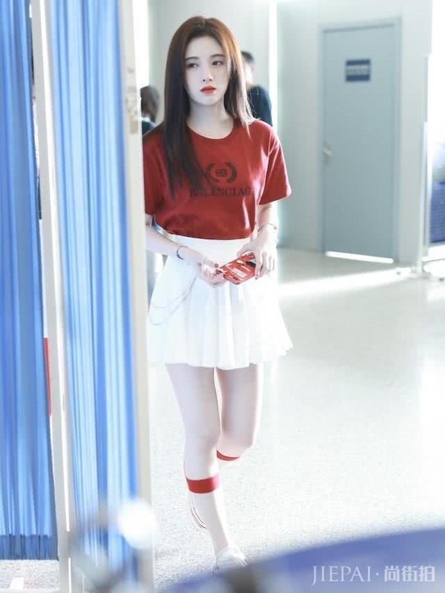 鞠婧祎红T搭配白色百褶裙,活力酷似二次元少女