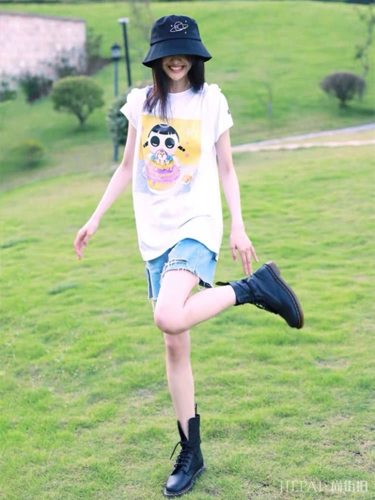 郑爽挑战牛油果绿,搭配黑色马丁靴,长腿超吸睛