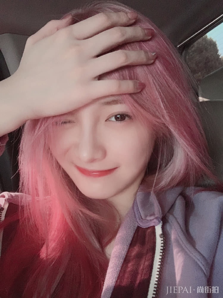 周洁琼不仅身材好,皮肤更好,穿POLO衫搭配短裙秀大腿