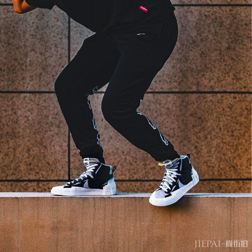 上脚属实太美!黑灰 Sacai x Nike Blazer Mid 最新上脚美图来袭!