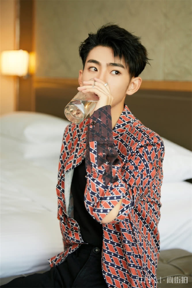 18岁刘家祎私服清爽帅气，不戴眼镜好高冷，跟林磊儿判若两人