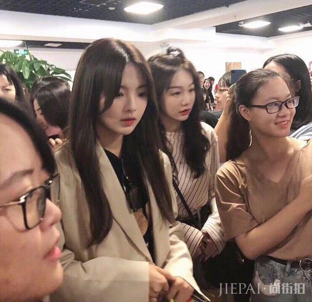 杨超越生图来袭,肥衣配自行车裤这颜值你打几分?