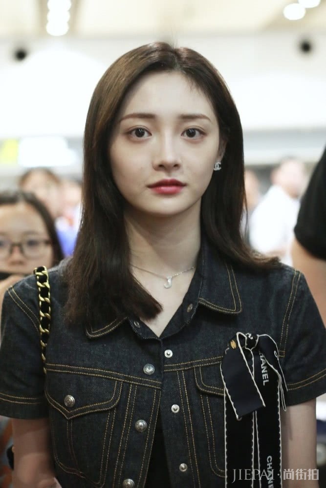 周洁琼吊带露脐背心很有看点，肉嘟嘟的肚子肉藏不住了，很可爱