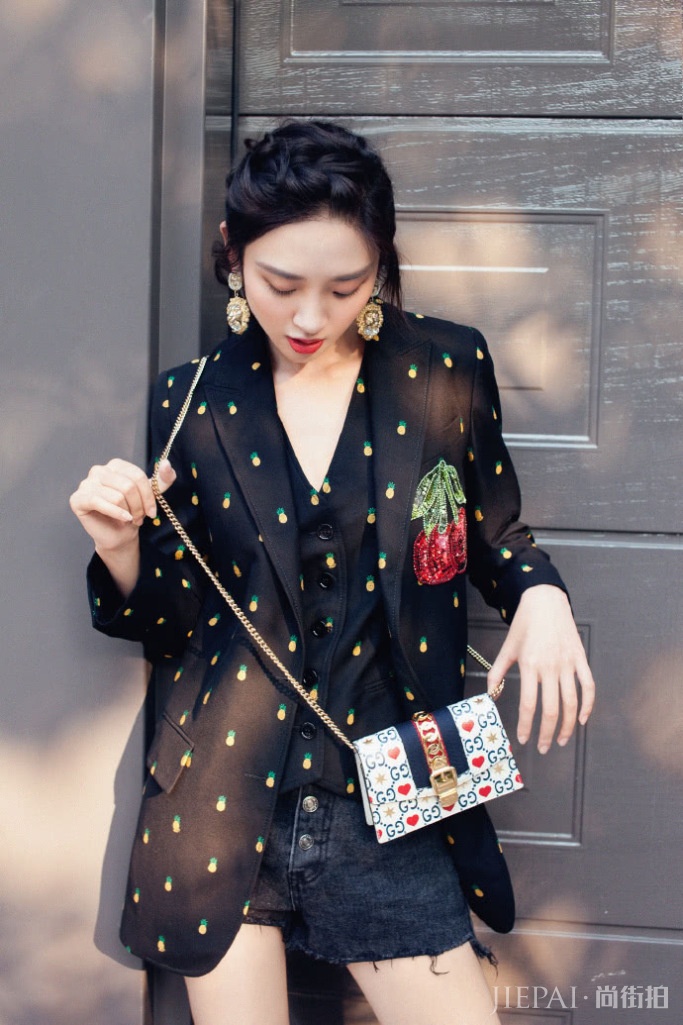 唐艺昕蜜月旅行后晒七夕写真,穿平底鞋长腿吸睛,幸福全写在脸上