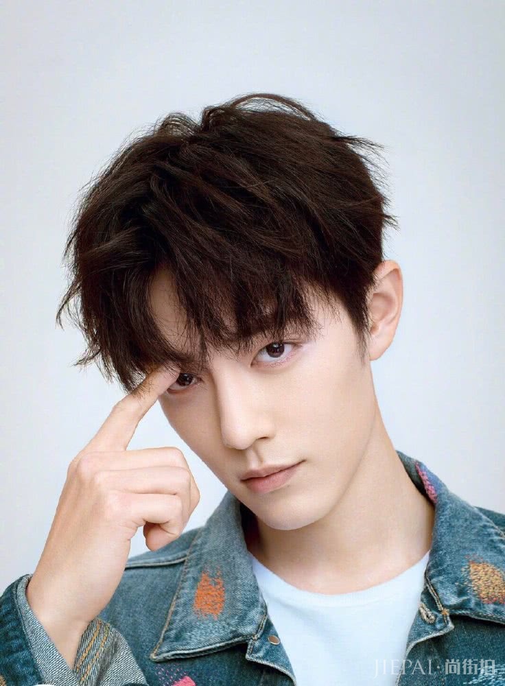 李现和肖战同穿牛仔套装拍杂志，到底谁才更有范？