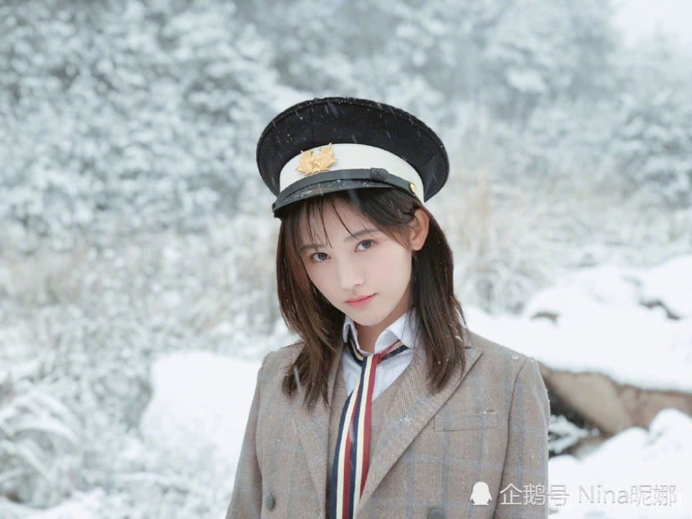 鞠婧祎旅行太节约,845短裙159穿成169,谁说她矮