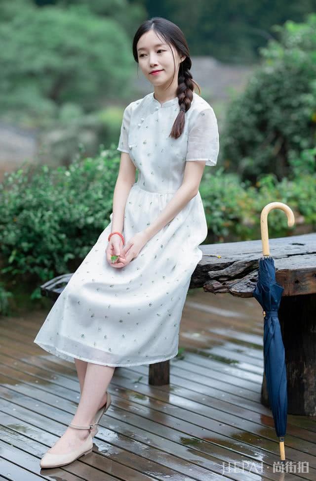 160以下的女生初秋穿这件连衣裙,不仅显高还有初恋感