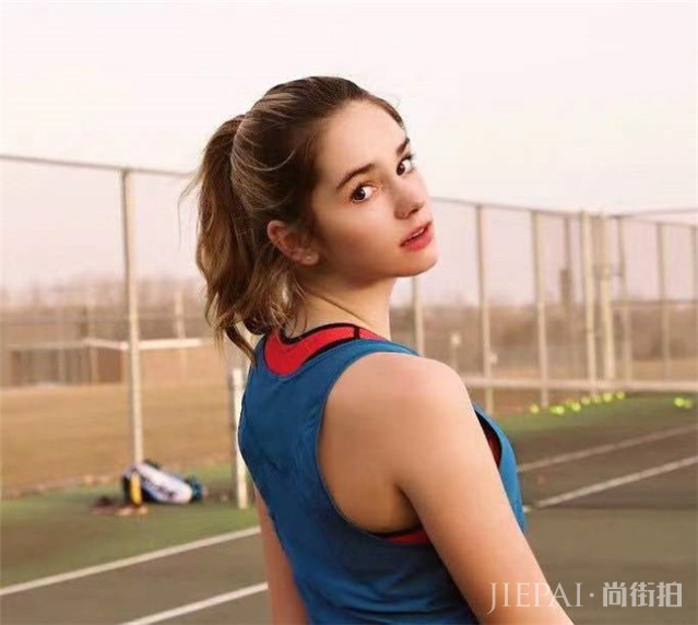 李小龙粉丝凭神仙颜值走红，网球少女被誉为下一个莎拉波娃