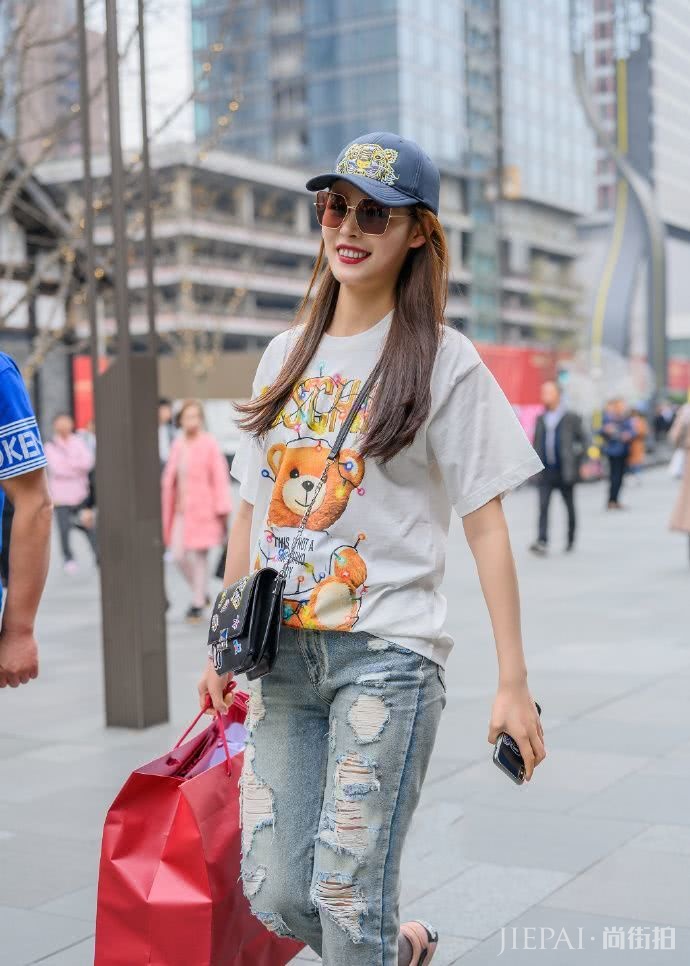 把“童年”穿在身上!卡通印花T恤正流行,童趣十足元气减龄