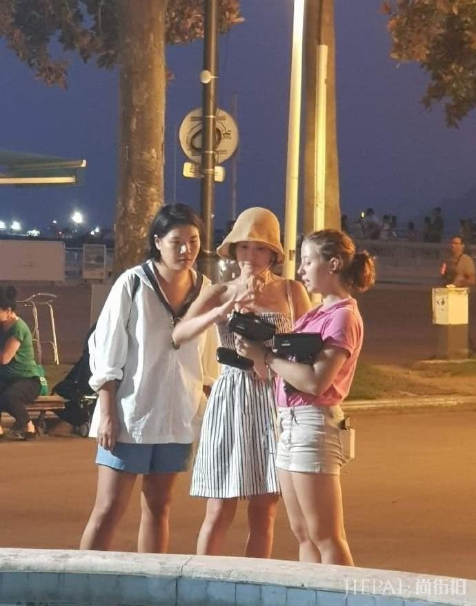 宋慧乔终于回归清纯!抹胸裙配度假帽太减龄,素颜看起来小10岁