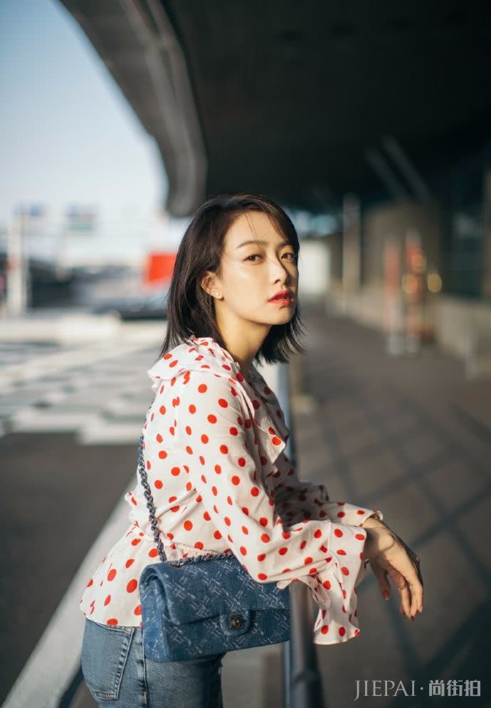 宋茜V领搭配超短裙,大红唇魅力满分