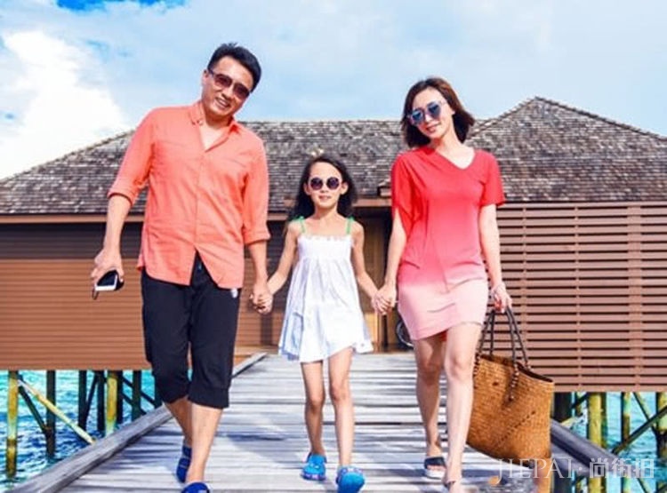 结婚时没房没车还没床,如今低调恩爱24年,12岁女儿很漂亮