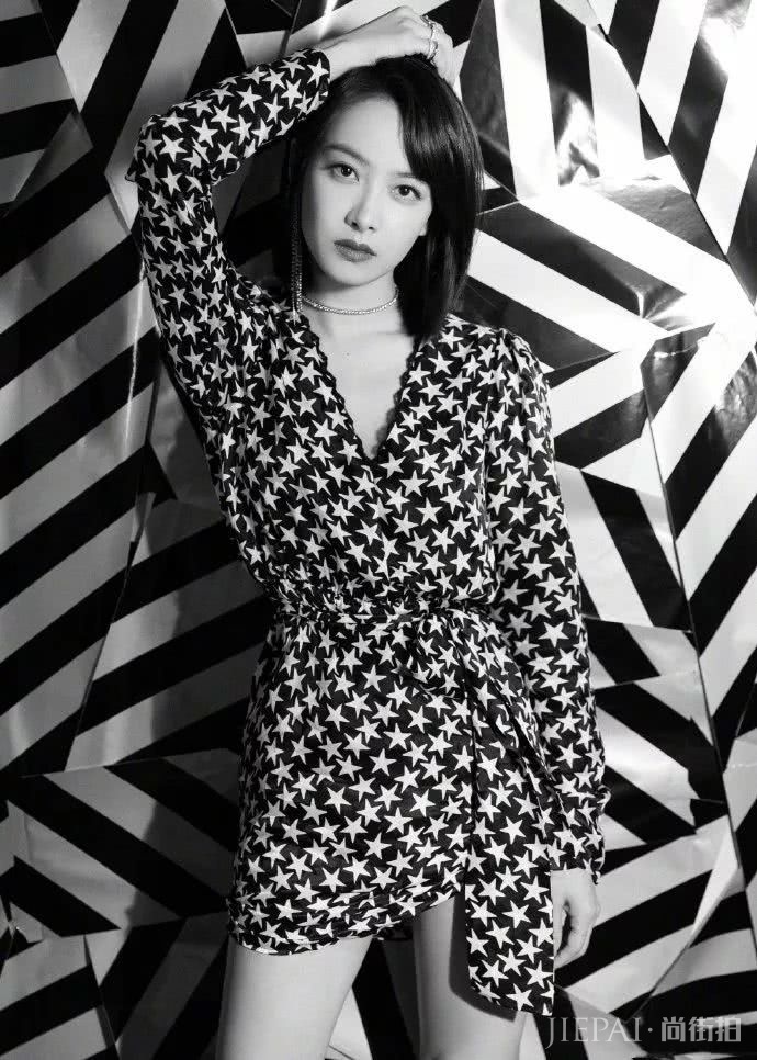 宋茜V领搭配超短裙,大红唇魅力满分