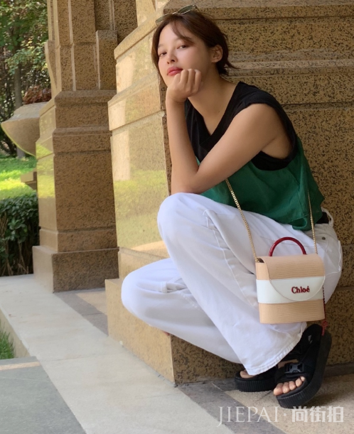 辛芷蕾把黑色皮裙穿出了满屏霸气感，现在的她越来越漂亮