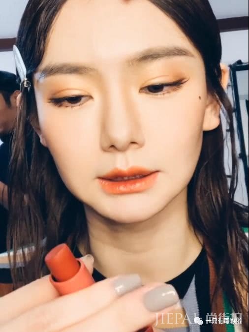 到底是什么神仙眼影盘,能让戚薇用到铁皮