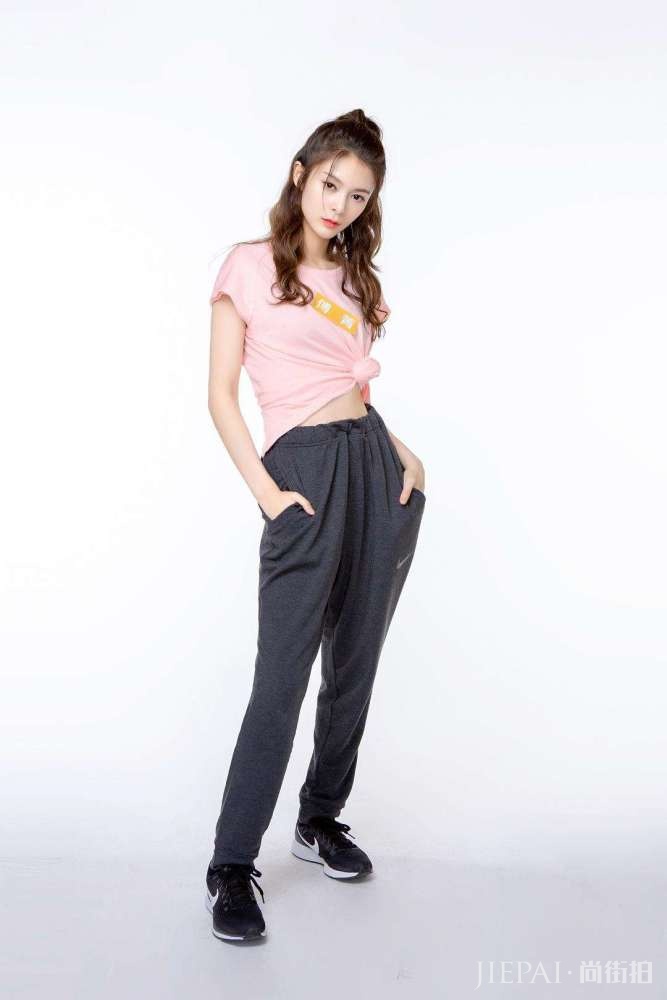 傅菁现身机场，一字肩衬衫配超短裤，双腿细长直比鲜花更抢镜