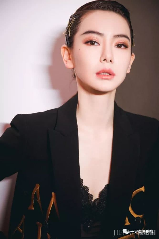 到底是什么神仙眼影盘,能让戚薇用到铁皮