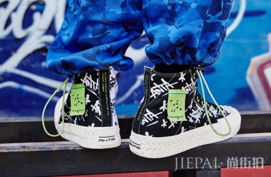 STYLE WAR安踏青年系列掀起涂鸦新潮!Bombing Street 涂鸦大师Stash携热点新品强势登陆