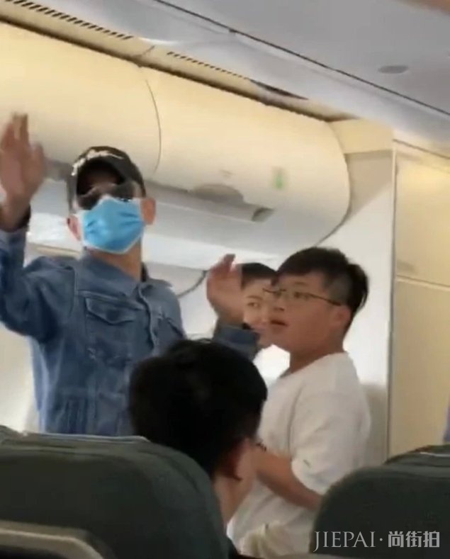 刘德华牵着女儿返港,穿父女装十分抢镜,太太朱丽倩低调殿后