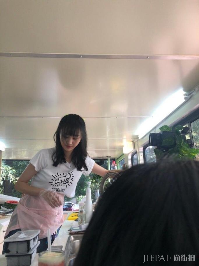 郑爽穿粉色围裙化身漂亮小厨娘,亲手为粉丝做奶茶太暖心