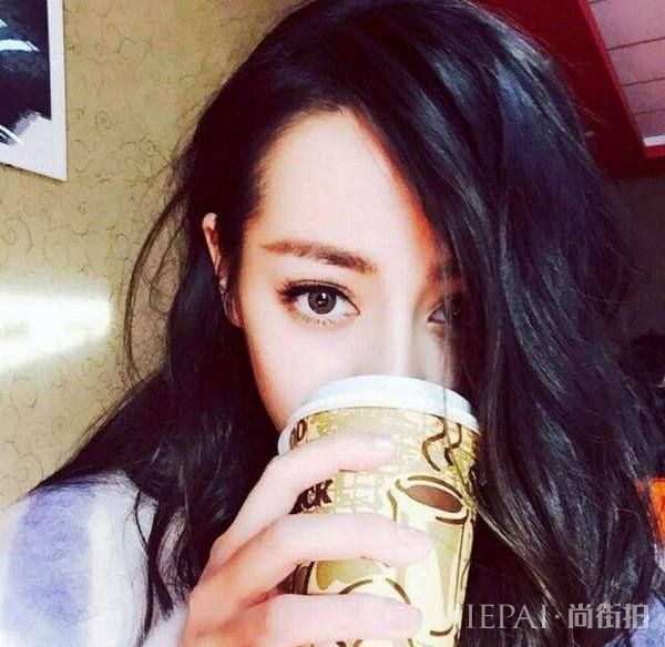 网红长相酷似迪丽热巴被嘲整容,霸气回怼:我红的时候她还没出道