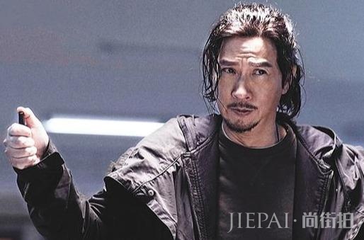 苦过来的老一辈演员才更敢说,彭于晏坐在敢说的梁家辉旁边很尴尬