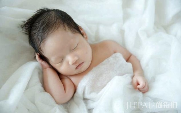 冉莹颖晒三个儿子温馨写真,羲羲在哥哥怀里安睡,长得太像轩轩了