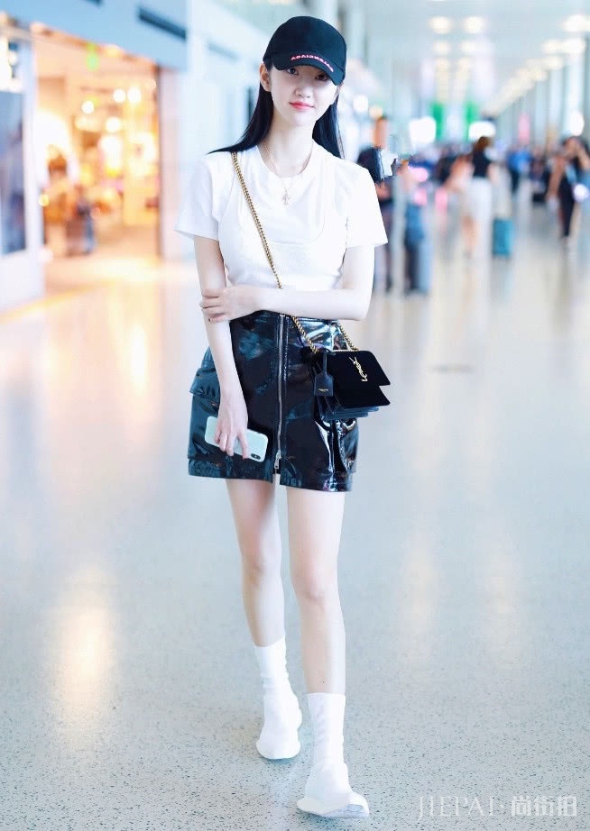 景甜踩“麦芽糖鞋”现身，洋气又高级