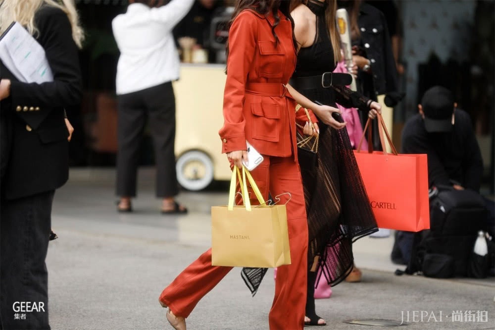 欧美街拍示范，零技巧也能穿出高质感