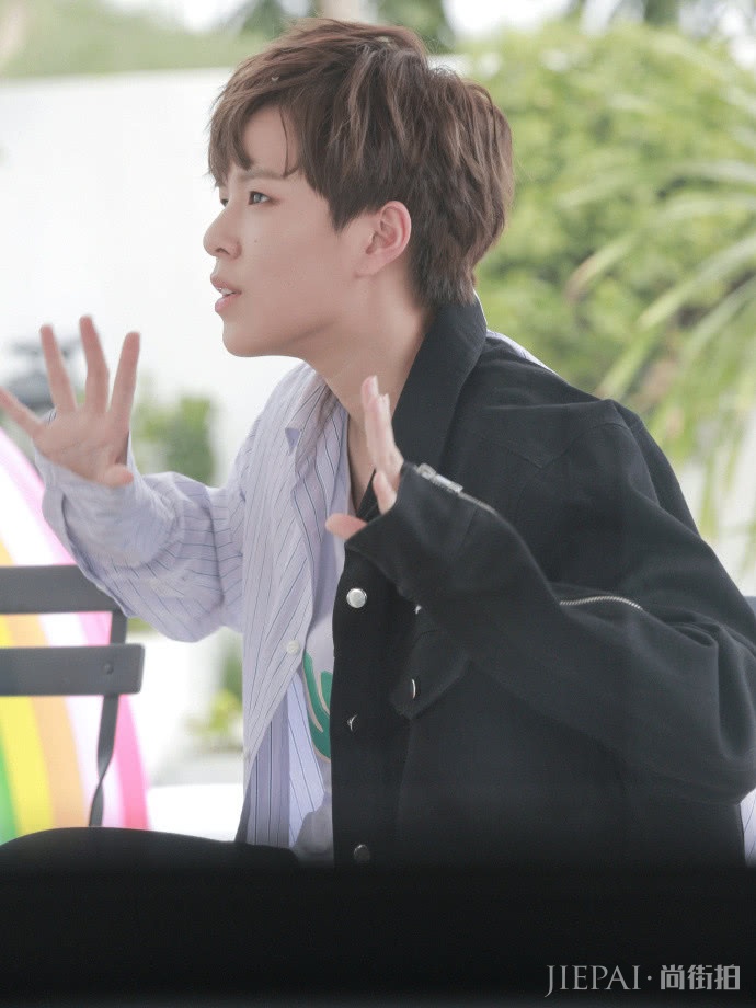 吴宣仪和Sunnee双双挑战拼接款造型，却搭出了两种风格