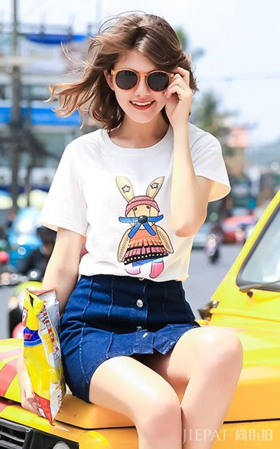 把“童年”穿在身上!卡通印花T恤正流行,童趣十足元气减龄